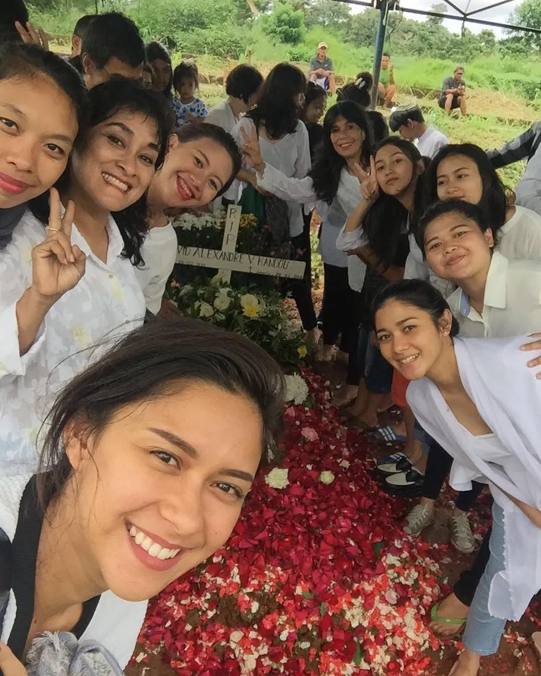 Nay CS groufie ceria di atas kuburan sang paman © Instagram/naymirdad