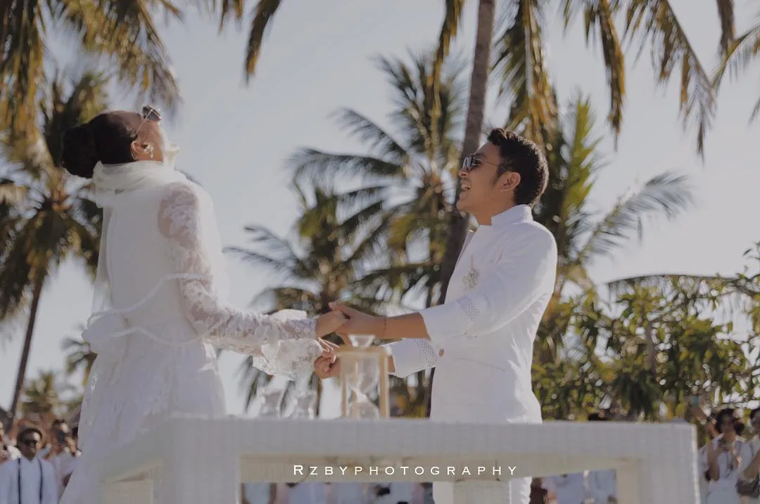 Nadine Chandrawinata dan Dimas Anggara resmi menikah © instagram.com/rzbyphotography