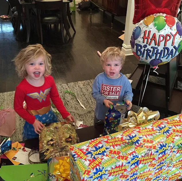 Antusias dan gembira saat membuka kado ulang tahun @ instagram.com/Neil Patrick Harris