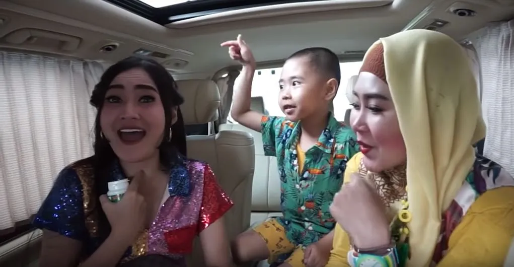 Nella Kharisma juga membawa permen pelega tenggorokan © © Youtube.com/Republik Dendy Channel