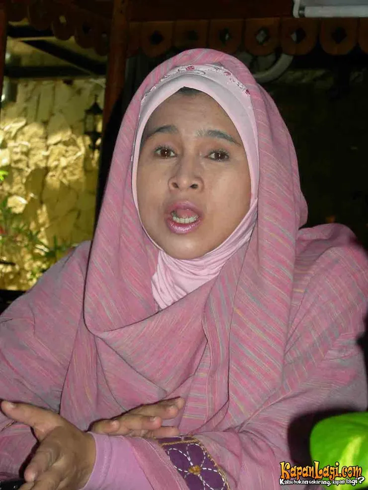 Neno Warisman harus menghadapi masalah umrah. ©KapanLagi.com®