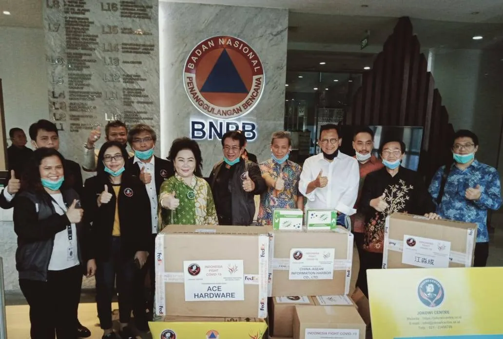 Jokowi Center bersama Diaspora Indonesia Network China memberi bantuan alkes © Istimewa
