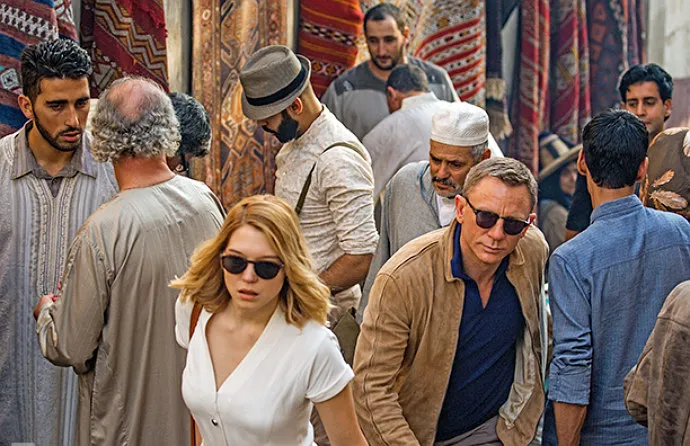 Salah satu foto yang dirilis. James dan Dr Madeleine kala berada di Maroko © Entertainment Weekly