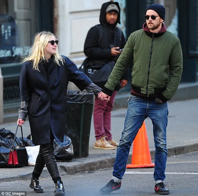 Dakota Fanning tampak mesra bersama kekasih Foto: GC Images/Dailymail.co.uk
