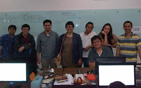 Yuk pose bareng dulu di kantor Kapanlagi.com! (foto: Uji Puput)