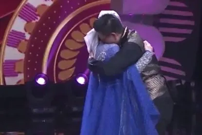 Rasa Bahagia Fauziah Gambus Dangdut Academy Asia 4 Bertemu Dengan Suaminya (credit: vidio.com/Indosiar)