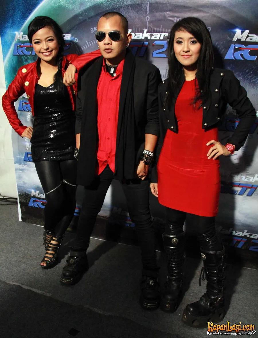 Walau harus menggabungkan gaya pria dan wanita, terbukti merah-hitam masih tetap oke untuk siapapun kan?