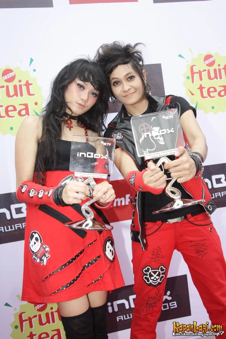 Penghargaan untuk Mitha dan Dara tentunya tak hanya karena kemampuan bermusik. Penampilan mereka juga patut diacungi jempol dong!