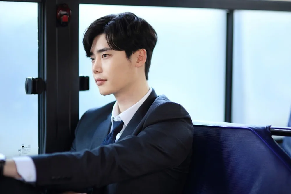 Lee Jong Suk saat bermain dalam WHILE YOU WERE SLEEPING. © SBS