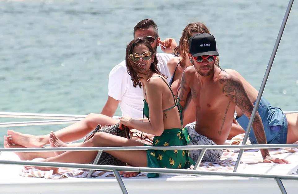 Neymar dan pacarnya tahun baruan di atas yacht mewah © dailymail.co.uk
