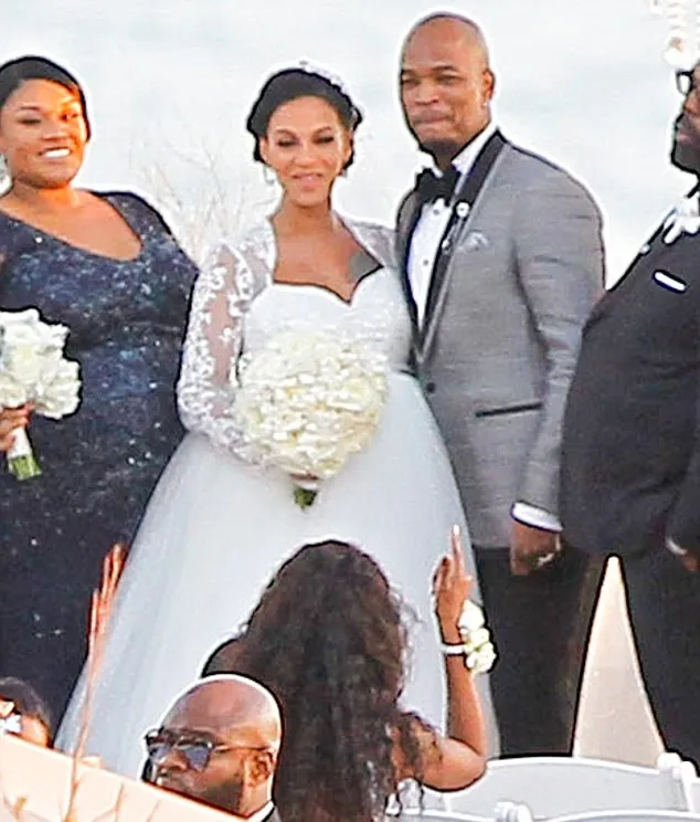 Crystal dan Ne-Yo saat upacara pernikahan mereka © dailymail.co.uk/fameflynet pictures