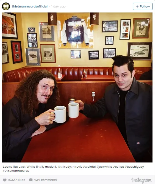 Weird Al & Jack White sedang ngopi © The Third Man Records Official Instagram