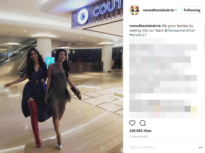 Kaki Nia yang nampak janggal ©instagram/ramadhaniabakrie