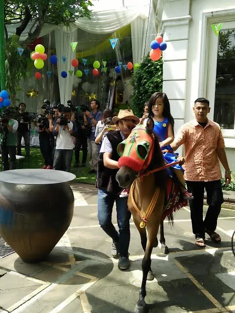 Anak Nia Ramadhani masuk ke lokasi acara naik kuda ©KapanLagi.com®/rahma