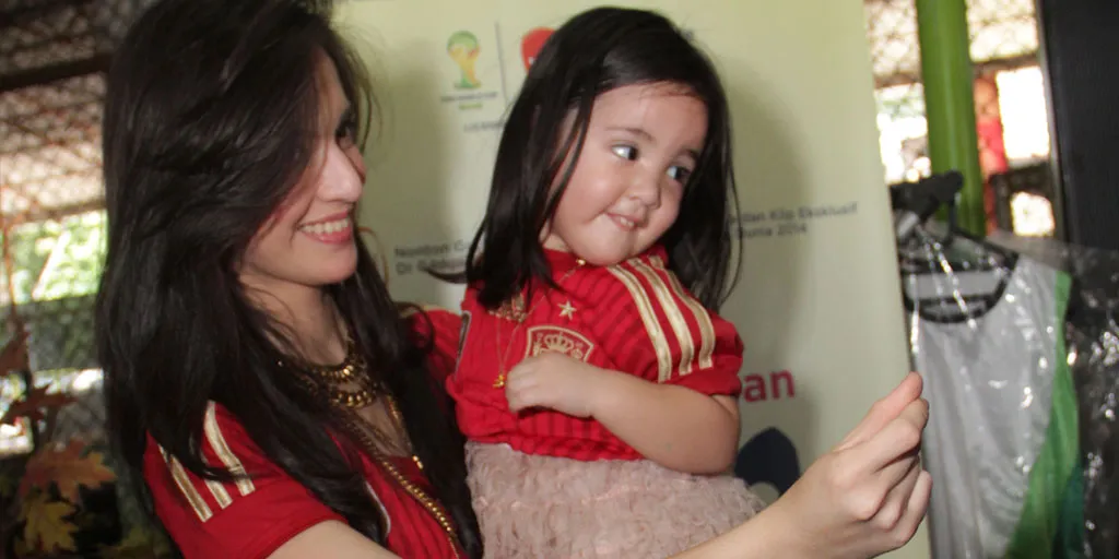 Nia Ramadhani dan putrinya @ KapanLagi.com