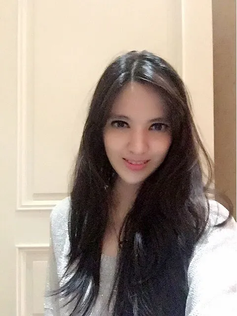 Selfie Nia Ramadhani, wajah makin cantik bening bak barbie. ©Instagram/ramadhaniabakrie