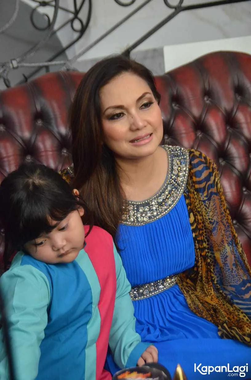 Nia berhubungan baik dengan siapapun, tak peduli meski itu adalah mantan suaminya © KapanLagi.com®/Muhammad Akrom Sukarya