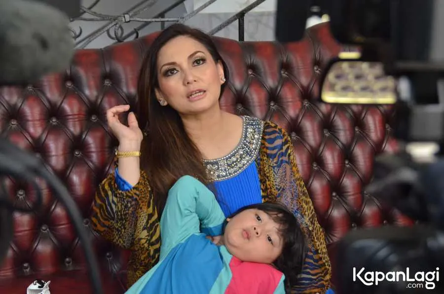 Nia Daniaty meningkatkan kesabaran di bulan ramadan tahun ini  (credit: Kapanlagi.com/Muhammad Akrom Sukarya)