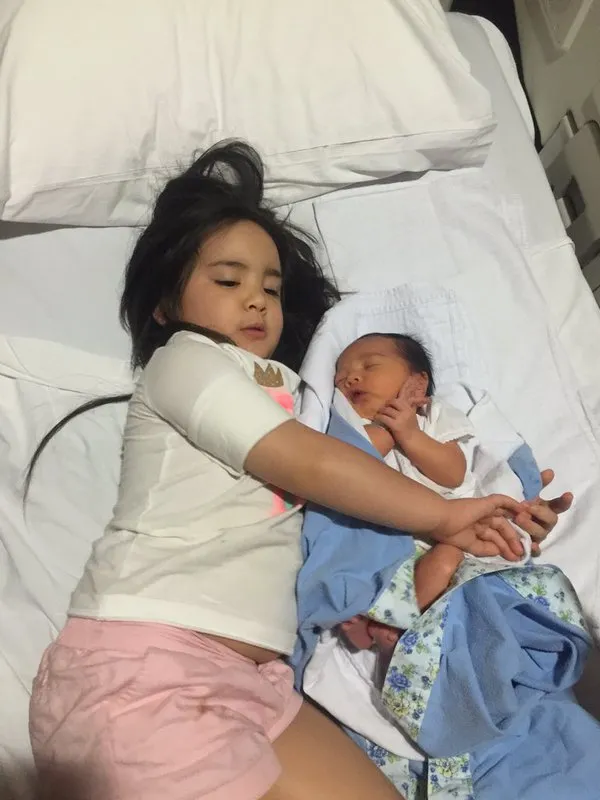 Imutnya dua buah hati Nia, Mikha dan Naka/©twitter.com/nramadhani
