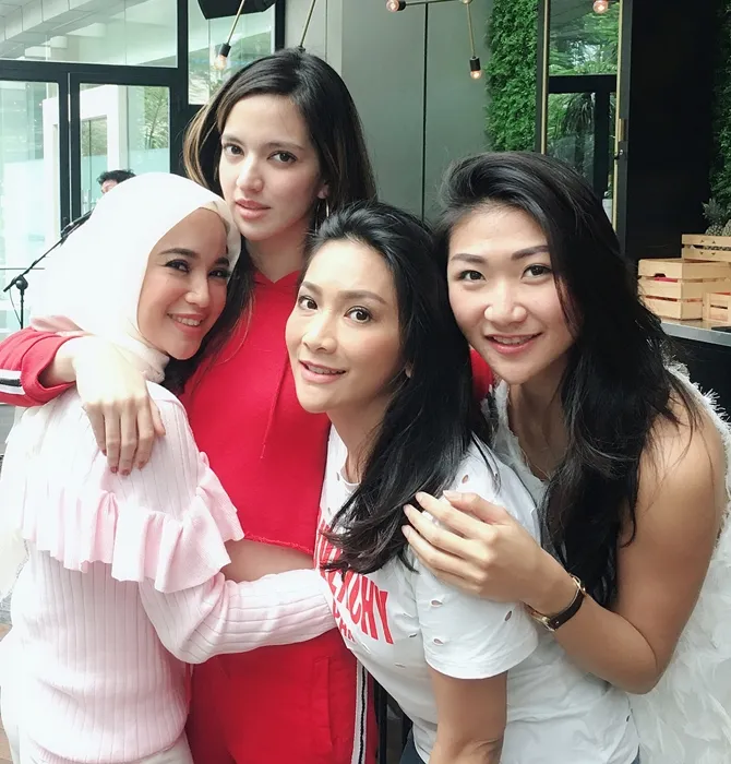 Girlsquad tak kaget dengan keputusan Chacha untuk berhijab. (Courtesy of Instagram Chacha Frederica)