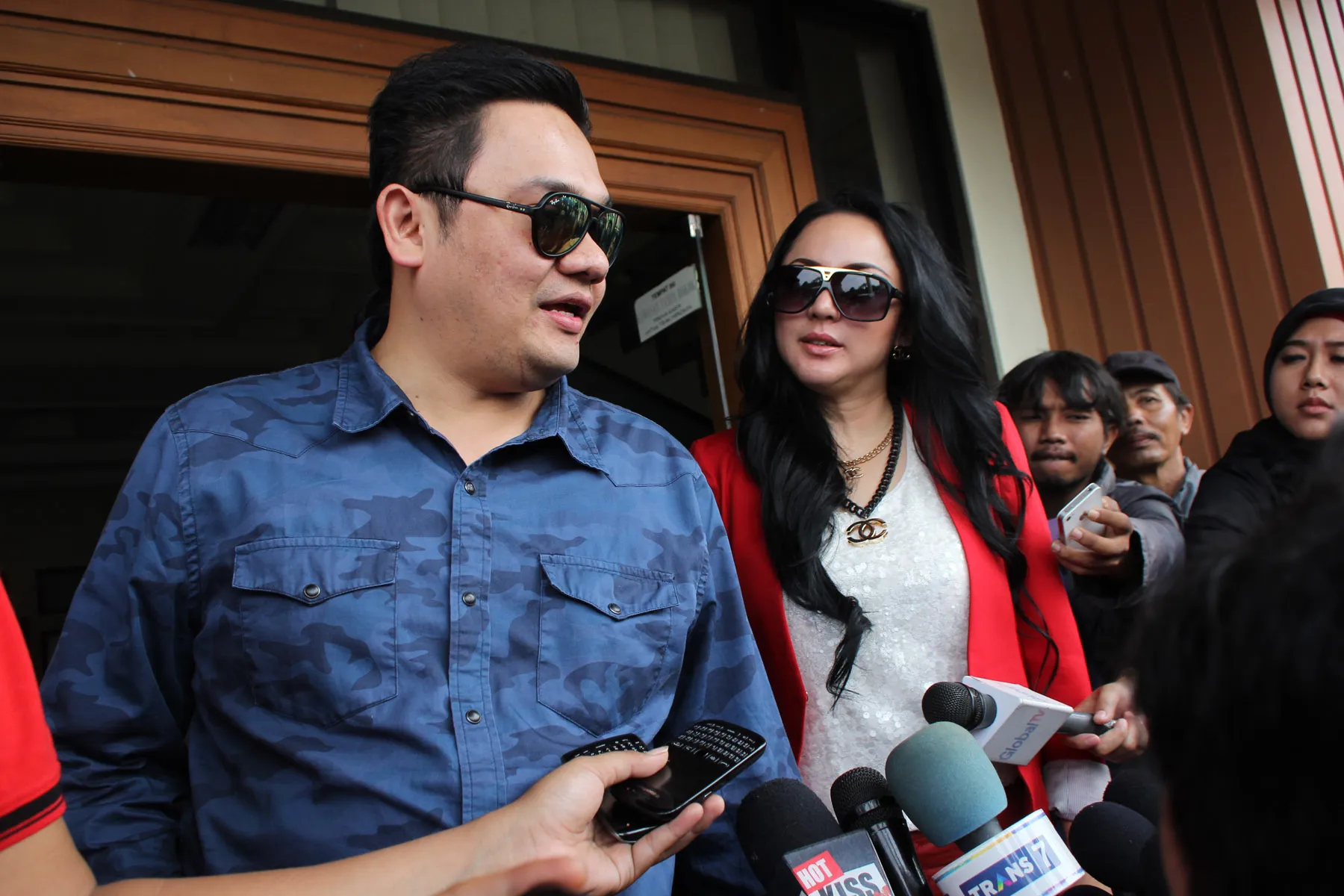 Hubungan Nia Daniati, Farhat Abbas dan Regina begitu rumit.