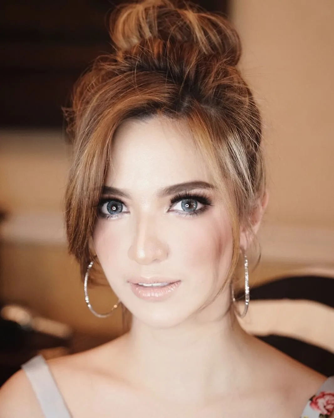 Pesona cantik Nia Ramadhani dengan warna rambut yang semakin blonde. Credit: via instagram.com/victoria_makeupatelier