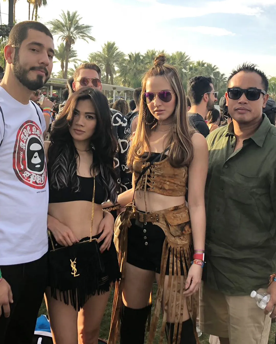 Gaya kece Nia saat hadiri festival musik Coachella. Credit: via instagram.com/ramadhaniabakrie