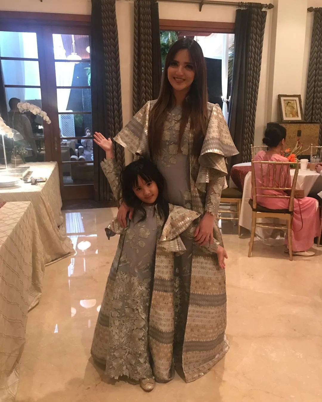Nia dan Mikhayla kerap tampil dengan busana matching. /©instagram.com/ramadhaniabakrie