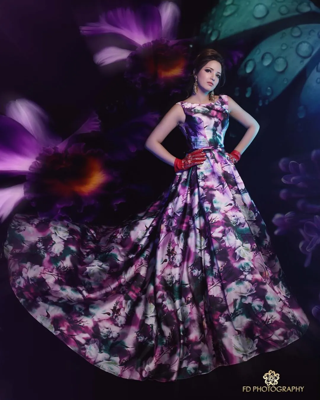 Nia Ramadhani berpose dalam balutan gaun bermotif bunga anggrek. /©instagram.com/fdphotography90