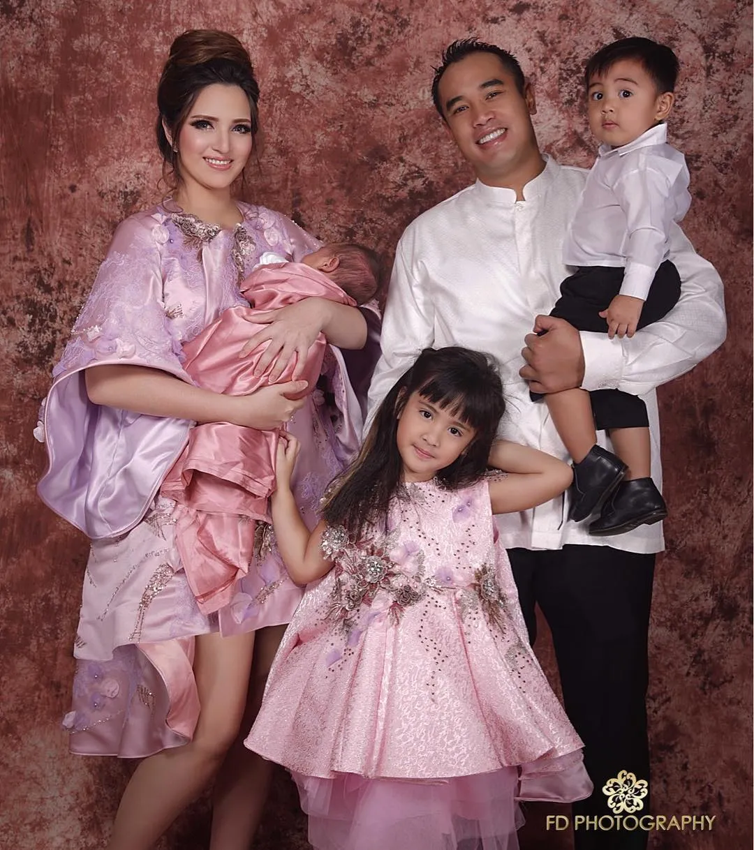 Nia Ramadhani saat pemotretan dengan keluarganya. /©instagram.com/fdphotography90