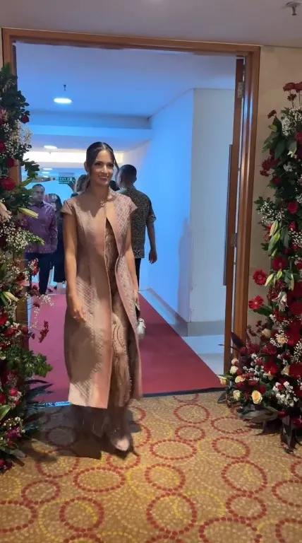Potret Nia Ramadhani Pakai Songket (Credit: Instagram/ramadhaniabakrie)