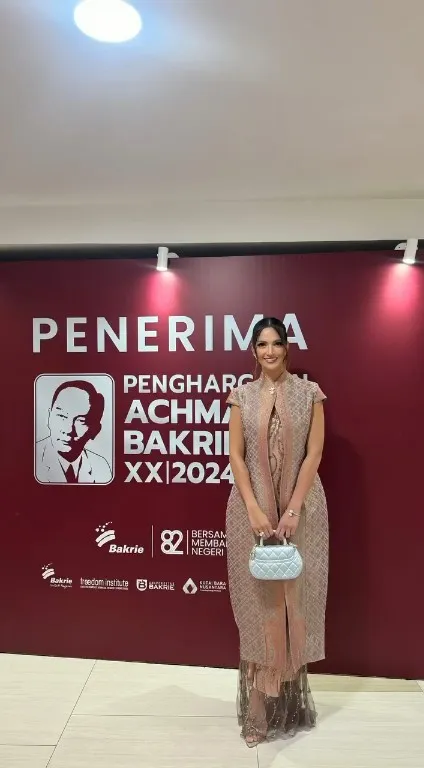 Potret Nia Ramadhani Pakai Songket (Credit: Instagram/ramadhaniabakrie)