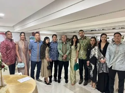 Potret Nia Ramadhani Pakai Songket (Credit: Instagram/ramadhaniabakrie)