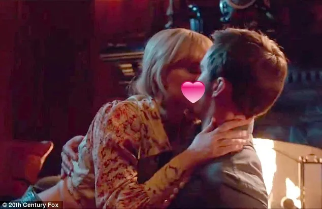 Potongan gambar dari adegan ciuman Nicholas Hoult dan Jennifer Lawrence © 20th Century Fox