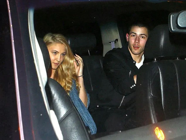Joe Jonas ketahuan kencan dengan wanita cantik © Dailymail.co.uk
