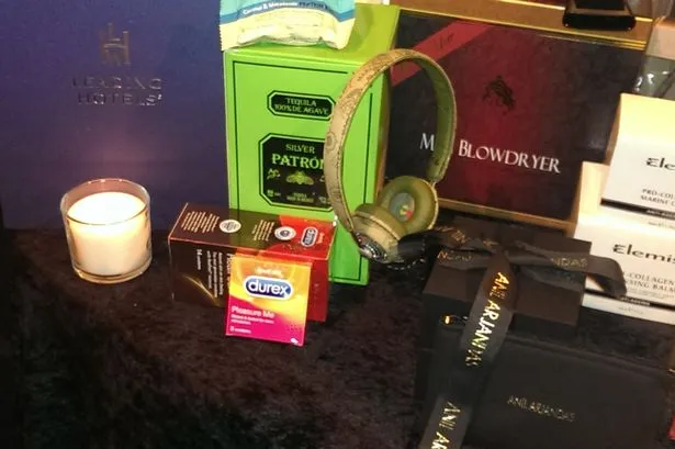 Beberapa 'kado' untuk Nicki Minaj di ruang gantinya foto via Mirror