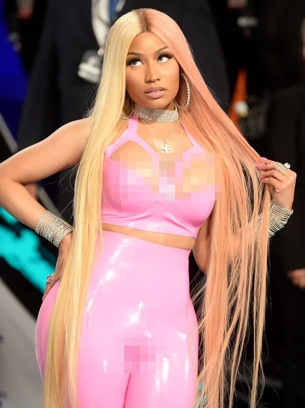 Nicki Minaj alami wardrobe malfunction © Mirror.co.uk