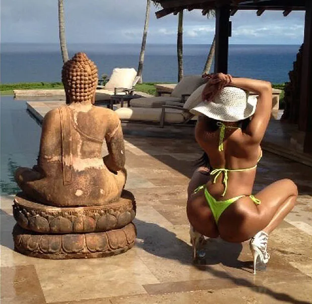 Patung Buddha dan Nicki Minaj @ thesun.co.uk