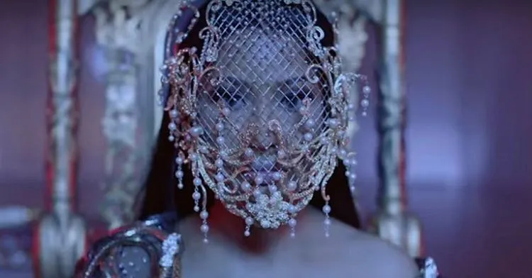 Caged mask karya Rinaldy Yunardi yang dipakai Nicki Minaj. ©Instagram/rinaldyyunardiofficial