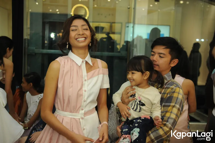 Liza senang ditemani suami dan anak saat fashion week © KapanLagi.com®/Bayu Herdianto