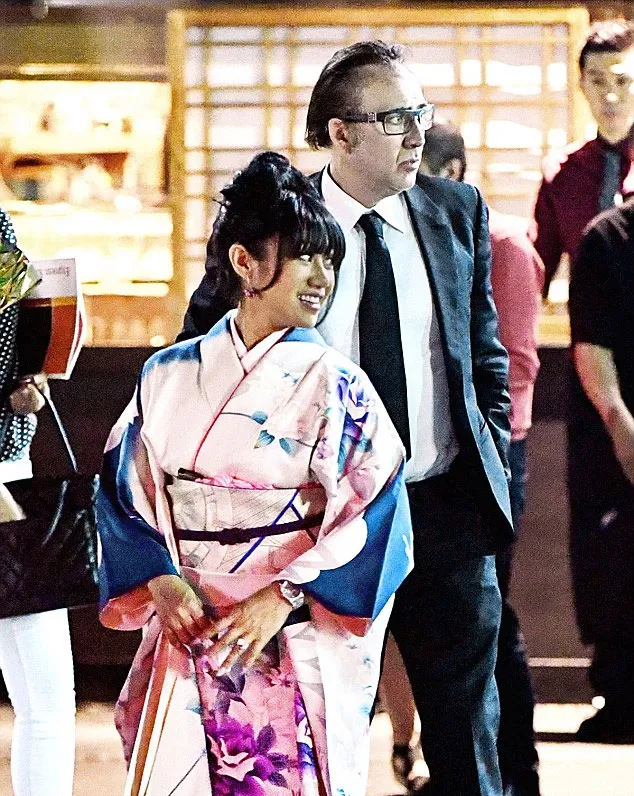 Nicolas Cage tertangkap kamera dinner dengan seorang wanita © Dailymail.co.uk/splashnews