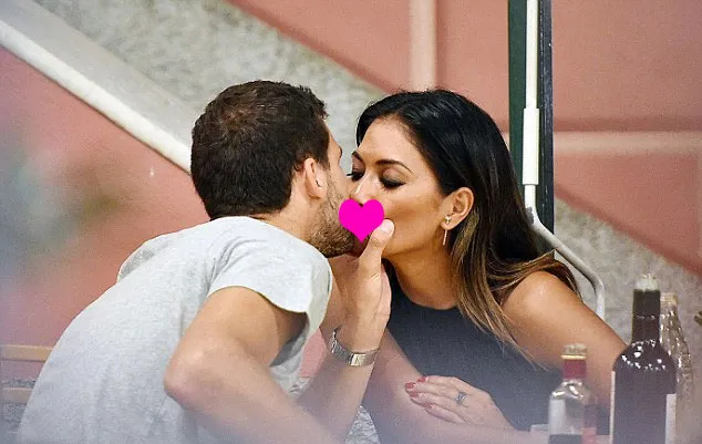 Nicole dan Grigor ketahuan ciuman lagi © Dailymail.co.uk