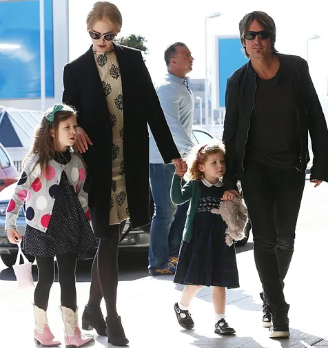 Nicole dan keluarga kecilnya @ dailymail.co.uk/Matrix AU