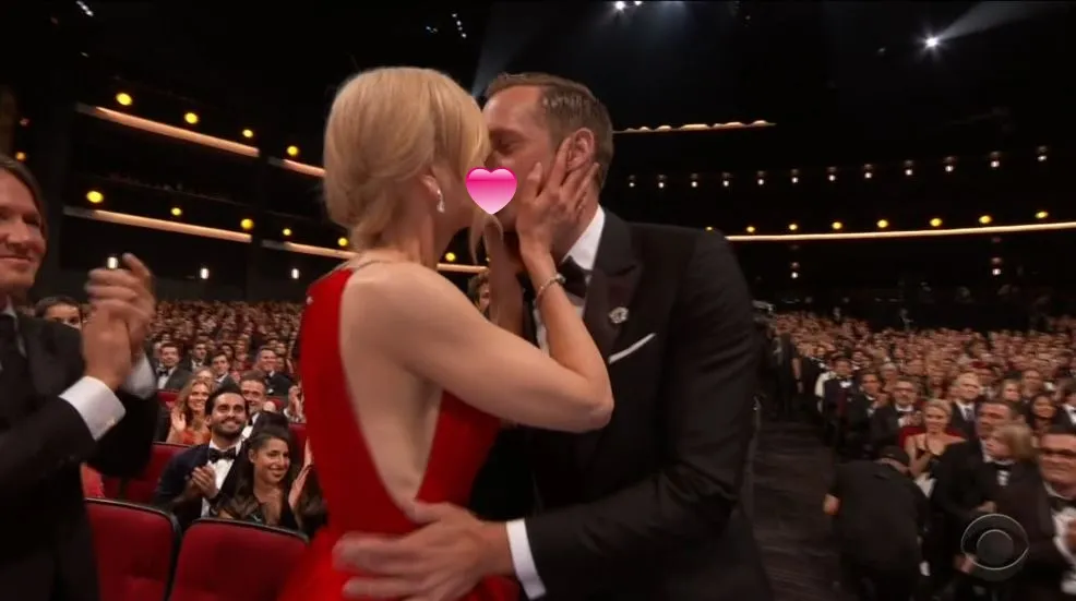 Keith Urban (kiri) bertepuk tangan saat istrinya Nicole mencium Alexander Skarsgard © Istimewa