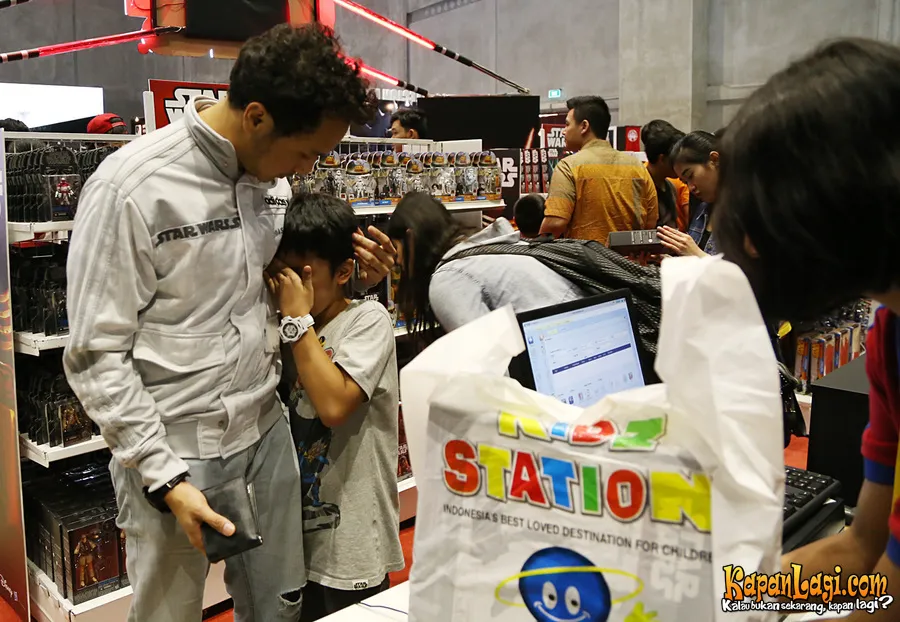 Tak dibelikan light saber, putra Giring mewek/Kapanlagi.com/Agus Apriyanto