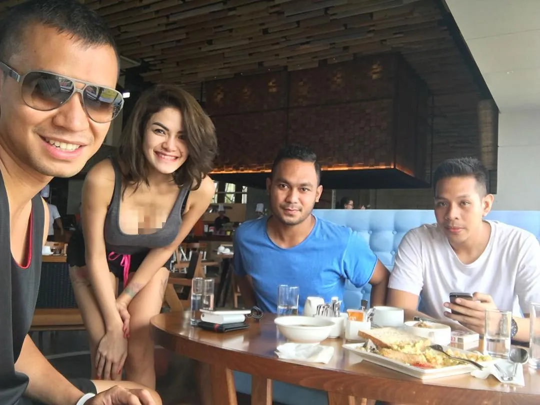 Nikita Mirzani ditemani Samuel Rizal datang ke sebuah pesta yang digelar di Bali. ©Instagram/nikitamirzanimawardi