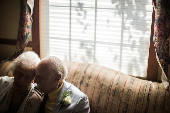 Alvin Mann dan Gertrude Mokotoff, pasangan yang berusia lanjut yang memutuskan untuk menikah © New York Times/Justin Gilliland