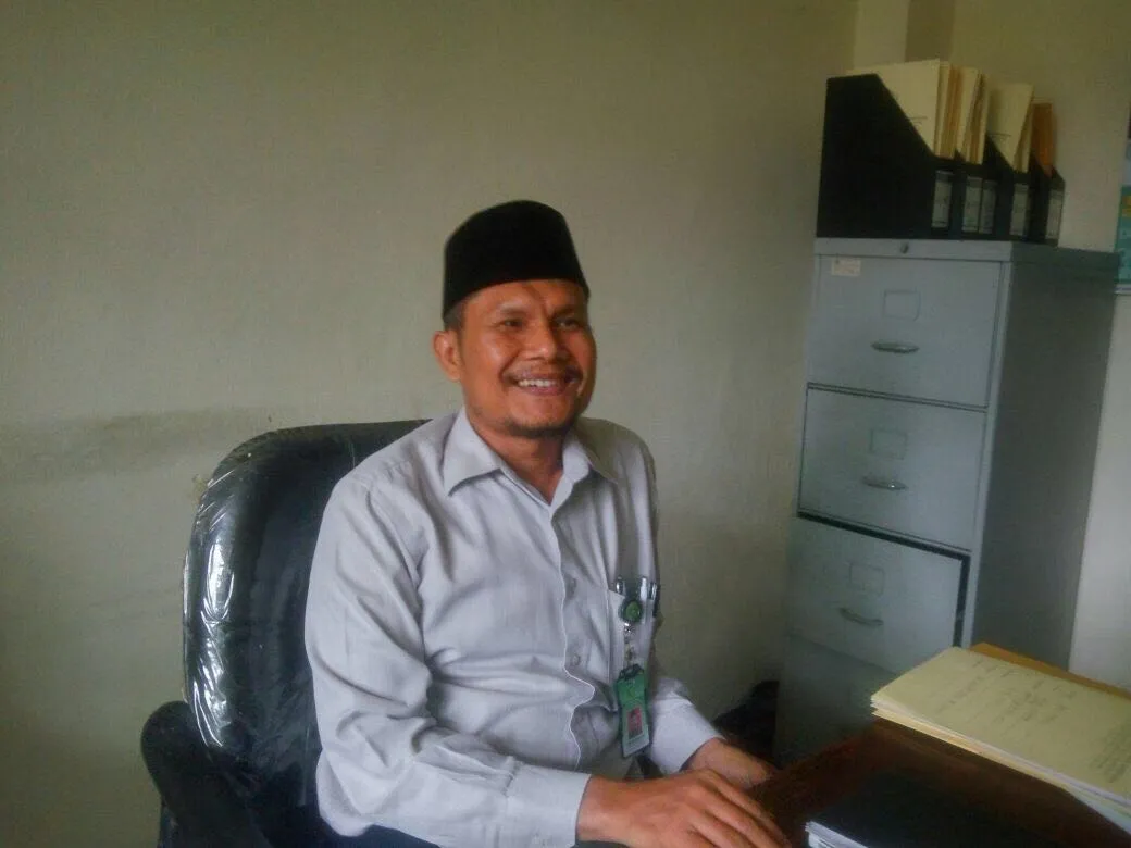 Pahlawan Jurangga Daulay, Kepala KUA Kecamatan Tanah Abang telah menerima berkas untuk pendaftaran nikah Raisa dan Hamish Daud. © KapanLagi.com/ Abbas Adi Nugroho