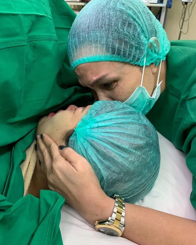 Nikita Mirzani ditemani Fitri saat persalinan (credit: instagram.com/nikitamirzanimawardi_17)