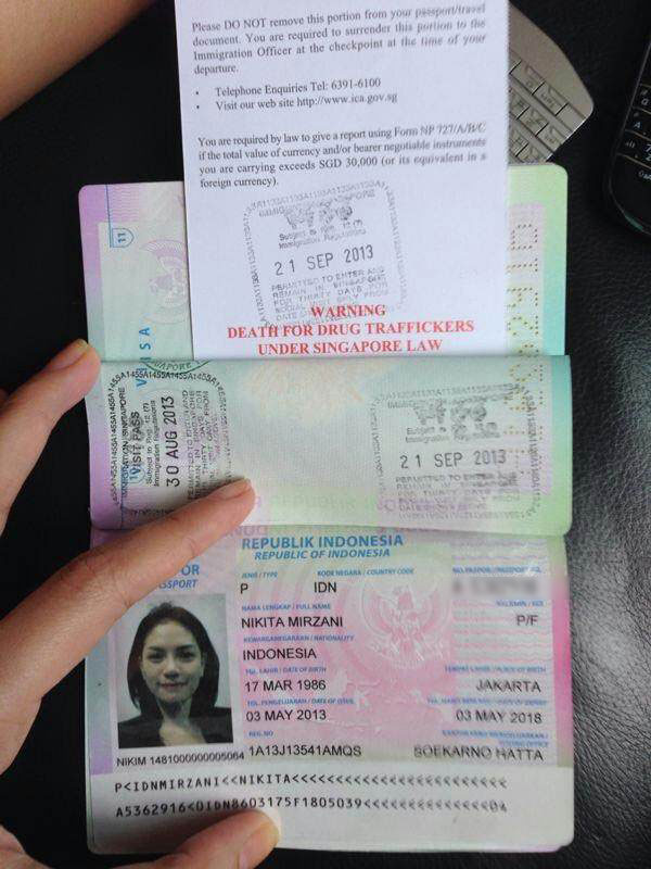 Buktikan di Singapura, Nikita Mirzani Foto Paspor 